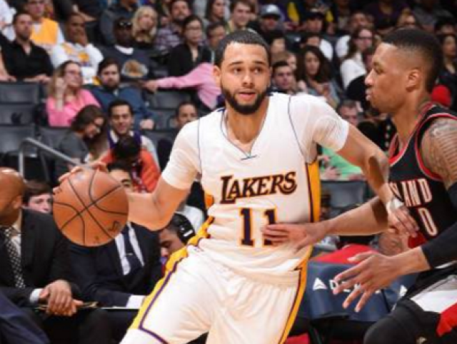 背后指向同 背后指向同